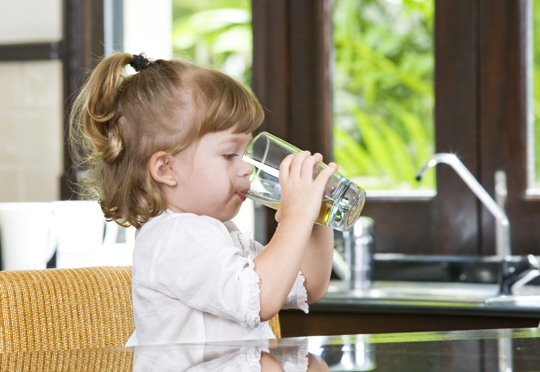 ילדה שותה מים