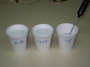 שלוש כוסות קלקר עם מים קרים, חמים ופושרים
