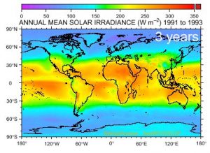 מפה המתארת את ממוצע ההתפלגות השנתית של עוצמת קרינת השמש הנקלטת באזורים שונים על פני כדור הארץ