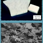 דוגמת יד ותצלום דרך מיקרוסקופ אור מקטב של סלע השיש
